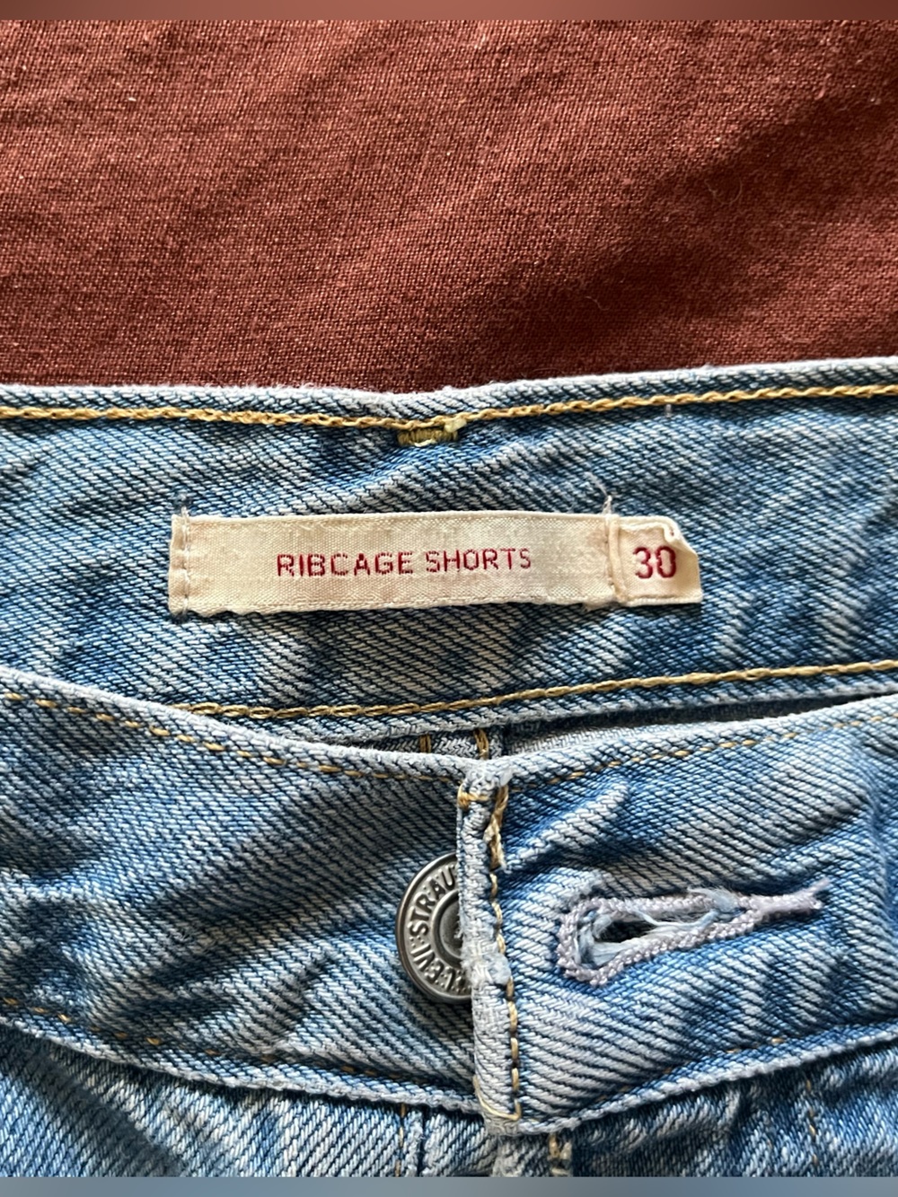 Levi’s Ribcage Shorts - Picture 3 of 5
